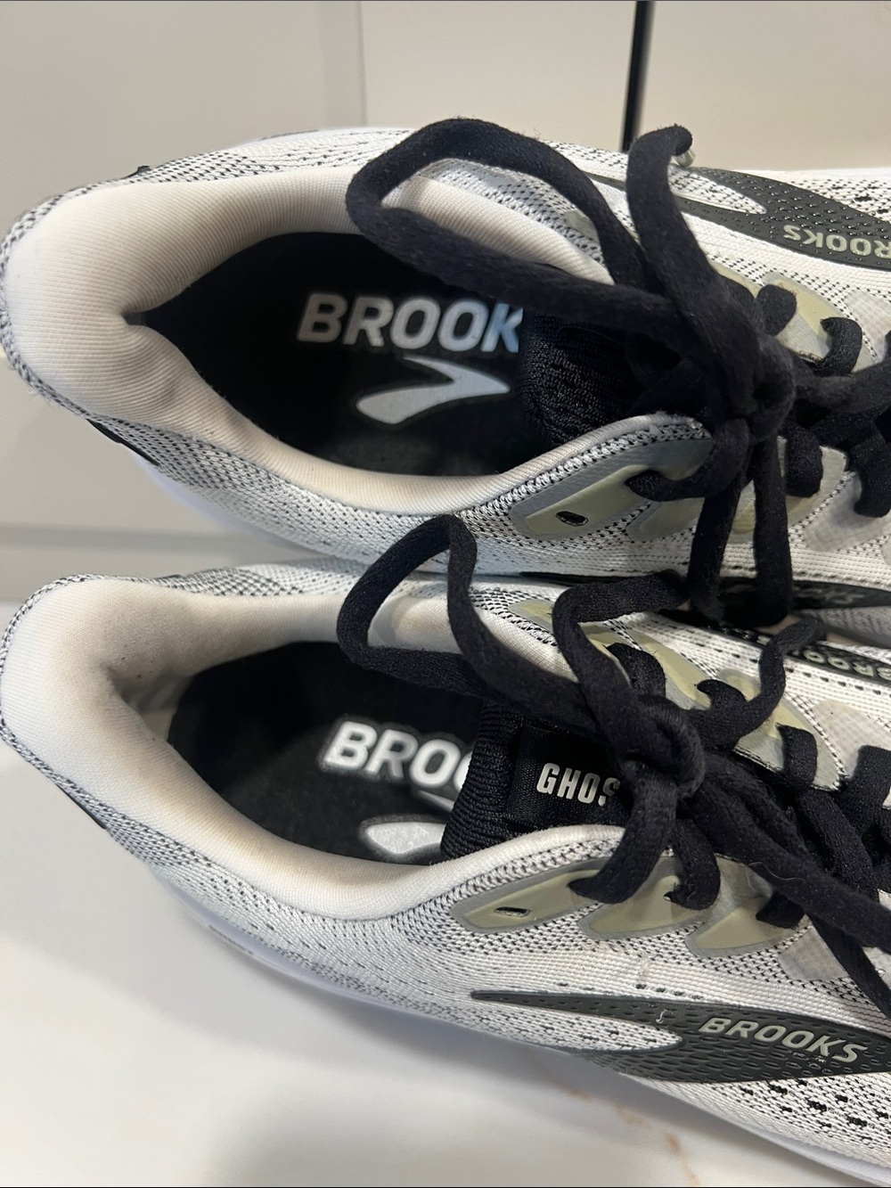 Brooks White and Black Mesh Running Sneakers size 8 - Picture 4 of 8